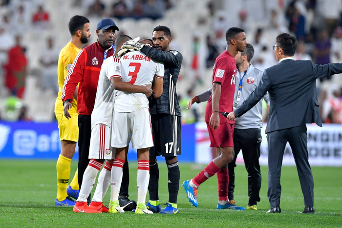Cầu thủ UAE suy sụp, bật khóc nức nở sau trận thua mất mặt trước Qatar - Ảnh 4.