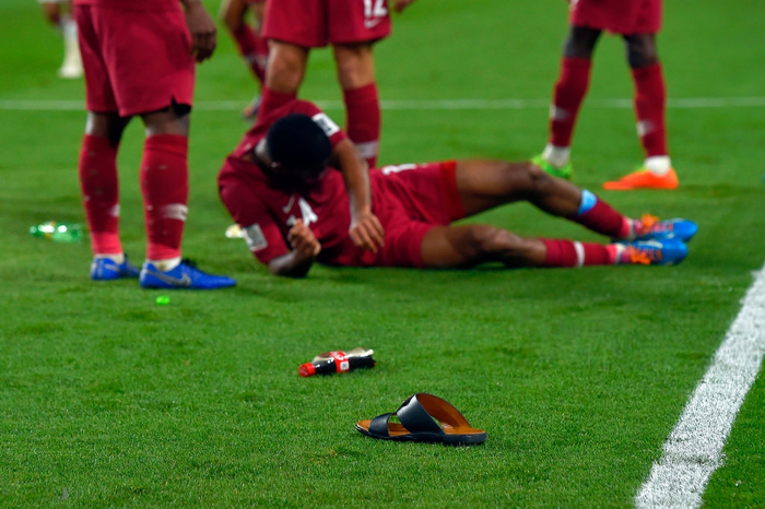 Đội tuyển thua nhục nhã, CĐV nước chủ nhà UAE còn để lại hình ảnh vô cùng xấu xí - Ảnh 6.