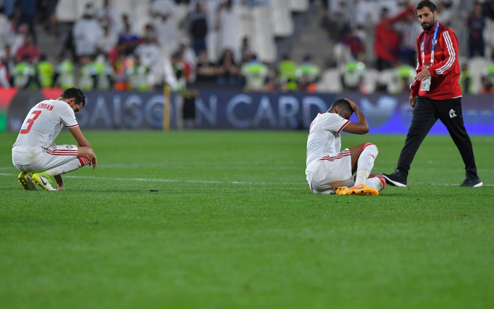 Cầu thủ UAE suy sụp, bật khóc nức nở sau trận thua mất mặt trước Qatar - Ảnh 6.