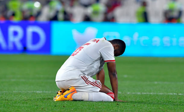 Cầu thủ UAE suy sụp, bật khóc nức nở sau trận thua mất mặt trước Qatar - Ảnh 7.