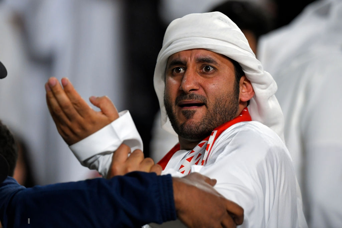 Cầu thủ UAE suy sụp, bật khóc nức nở sau trận thua mất mặt trước Qatar - Ảnh 10.