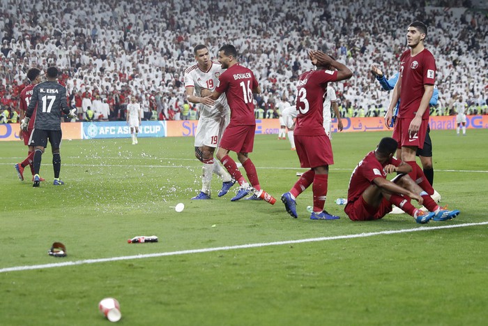 Liên đoàn bóng đá châu Á chính thức vào cuộc điều tra hành động xấu xí của fan UAE trong trận bán kết Asian Cup 2019 - Ảnh 2.