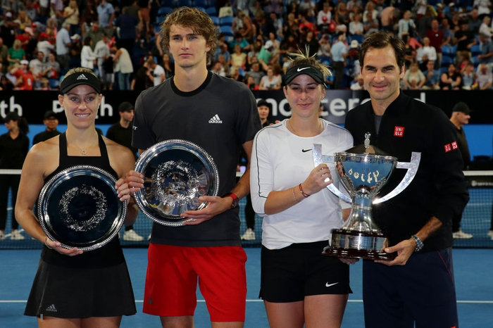 Federer vui sướng ôm chầm nữ tay vợt đánh cặp khi giành danh hiệu đầu tiên trong năm 2019 - Ảnh 7.