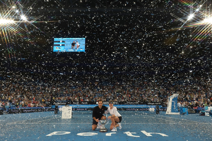 Federer vui sướng ôm chầm nữ tay vợt đánh cặp khi giành danh hiệu đầu tiên trong năm 2019 - Ảnh 9.