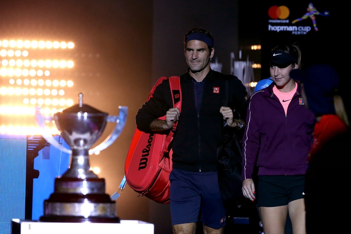Federer vui sướng ôm chầm nữ tay vợt đánh cặp khi giành danh hiệu đầu tiên trong năm 2019 - Ảnh 3.