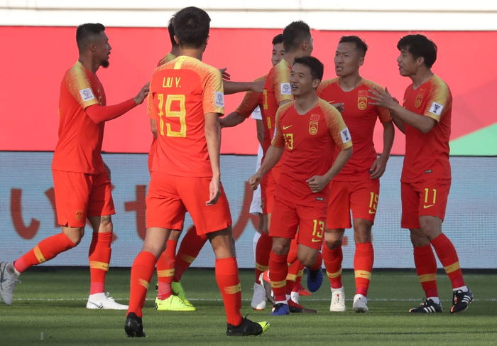 Thủ môn Kyrgyzstan thi đấu như trúng bùa ngải, Trung Quốc thoát thua ở trận ra quân Asian Cup - Ảnh 3.