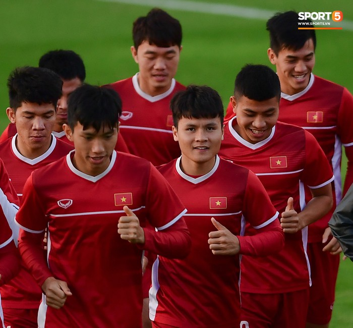 Xuân Trường cười tỏa nắng trong buổi tập trước trận ra quân tại Asian Cup 2019 - Ảnh 1.