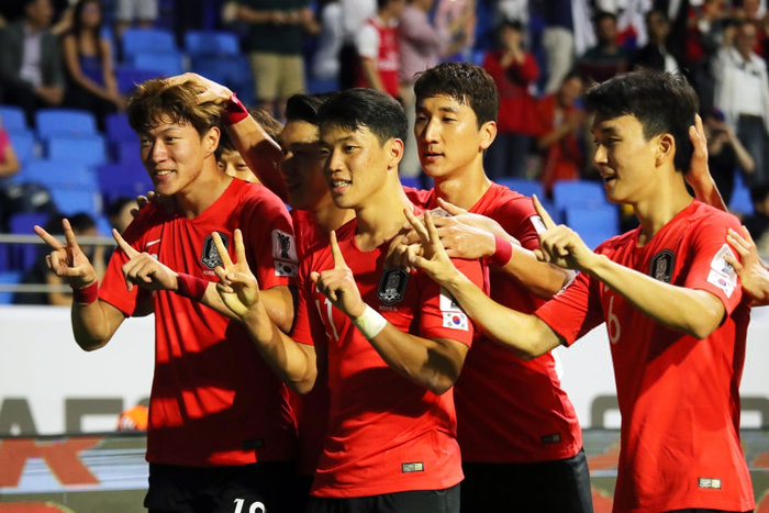 Hàn Quốc chật vật vượt qua bại tướng của thầy trò HLV Park Hang-seo ở AFF Cup - Ảnh 1.