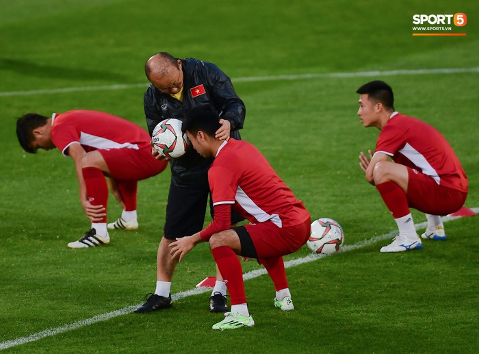 Xuân Trường cười tỏa nắng trong buổi tập trước trận ra quân tại Asian Cup 2019 - Ảnh 6.