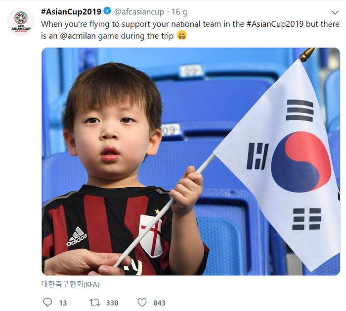 Hình ảnh cậu bé bụ bẫm, ngơ ngác vẫy cờ Hàn Quốc tại Asian Cup gây sốt bởi quá đỗi dễ thương - Ảnh 1.