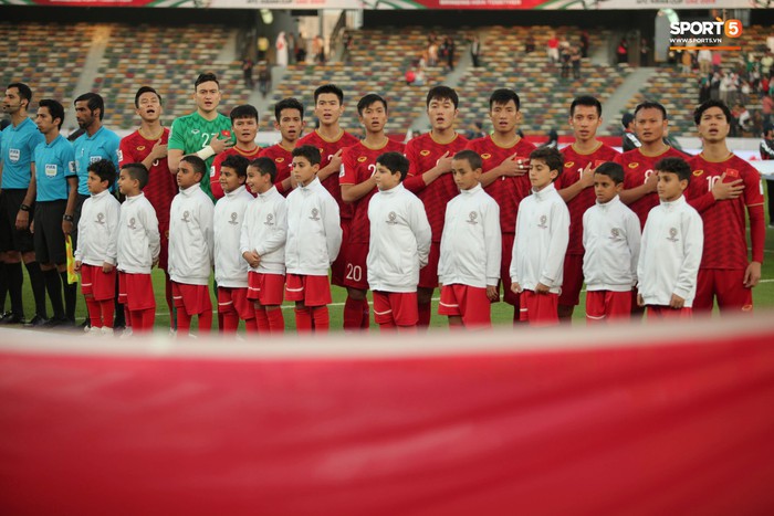 Xuân Trường cúi đầu xúc động trước quốc kỳ Việt Nam tại Asian Cup 2019 - Ảnh 2.