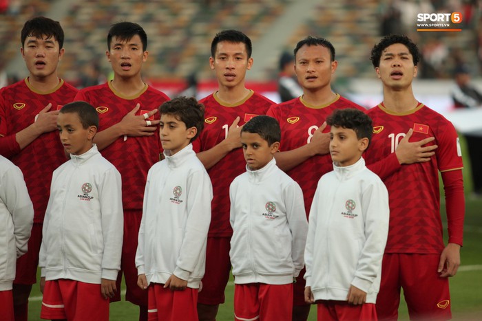 Xuân Trường cúi đầu xúc động trước quốc kỳ Việt Nam tại Asian Cup 2019 - Ảnh 4.