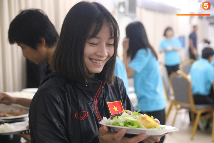 Tuyển nữ Việt Nam hạnh phúc với bữa buffet hoành tráng của khách sạn nhưng vẫn xác nhận: Món ngon nhất vẫn là đồ ăn mang từ nhà đi - Ảnh 5.