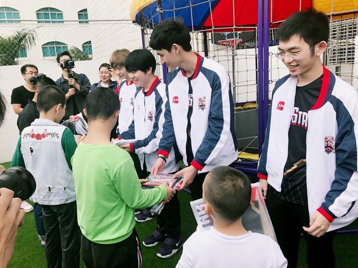 Các tuyển thủ All-Star LPL tham gia hoạt động công ích tại trường học ở Trung Quốc - Ảnh 5.