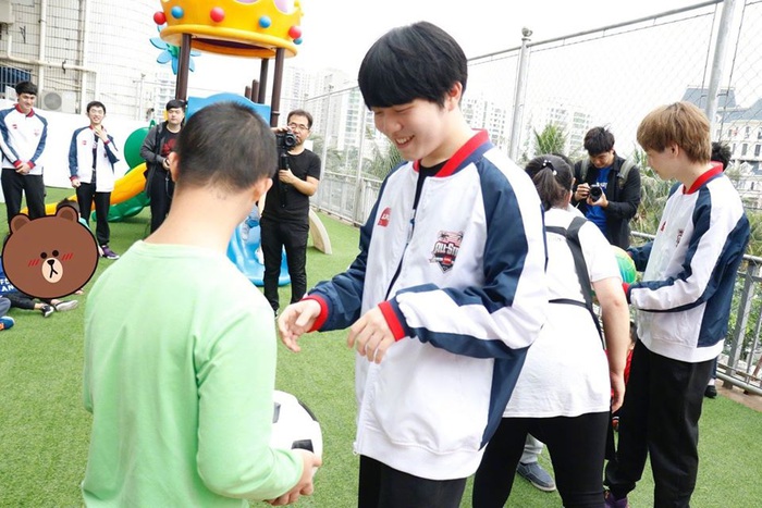 Các tuyển thủ All-Star LPL tham gia hoạt động công ích tại trường học ở Trung Quốc - Ảnh 7.