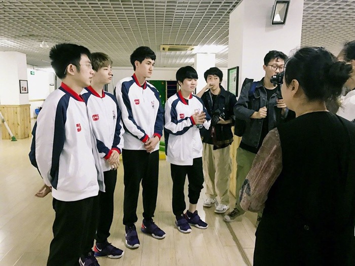 Các tuyển thủ All-Star LPL tham gia hoạt động công ích tại trường học ở Trung Quốc - Ảnh 3.