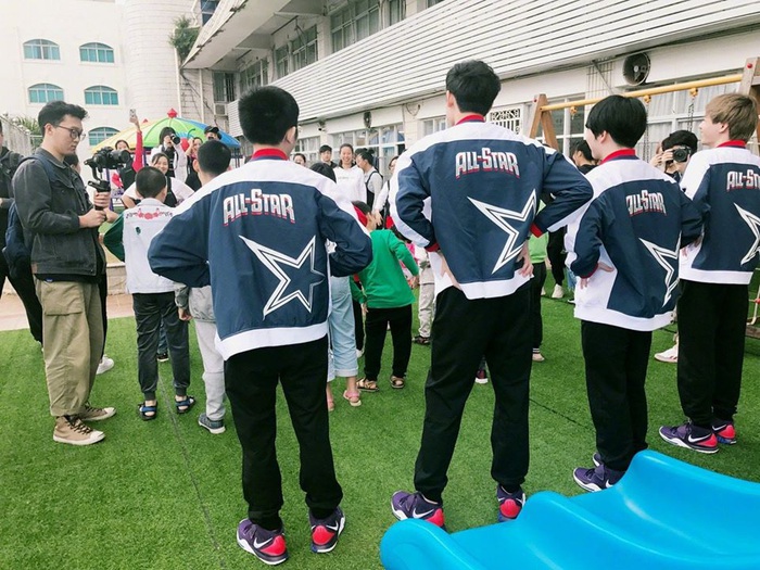Các tuyển thủ All-Star LPL tham gia hoạt động công ích tại trường học ở Trung Quốc - Ảnh 9.
