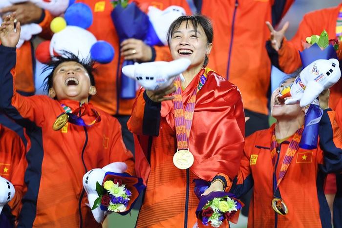 Đội tuyển bóng đá nữ và các vận động viên đoạt huy chương SEA Games 2019 nhận thưởng lớn - Ảnh 1.