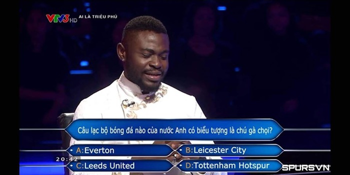Người chơi hoang mang khi biểu tượng của Tottenham Hotspur bất ngờ bị gọi là &quot;Gà chọi&quot; ngay trên sóng truyền hình - Ảnh 1.