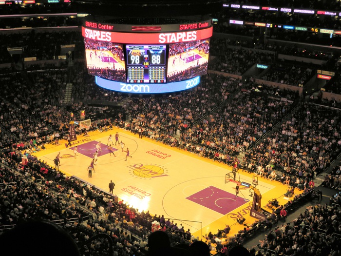 Giá vé ở STAPLES Center chạm ngưỡng 300 triệu đồng, sức nóng của cuộc đại chiến Los Angeles ở NBA đang lớn hơn bao giờ hết - Ảnh 1.