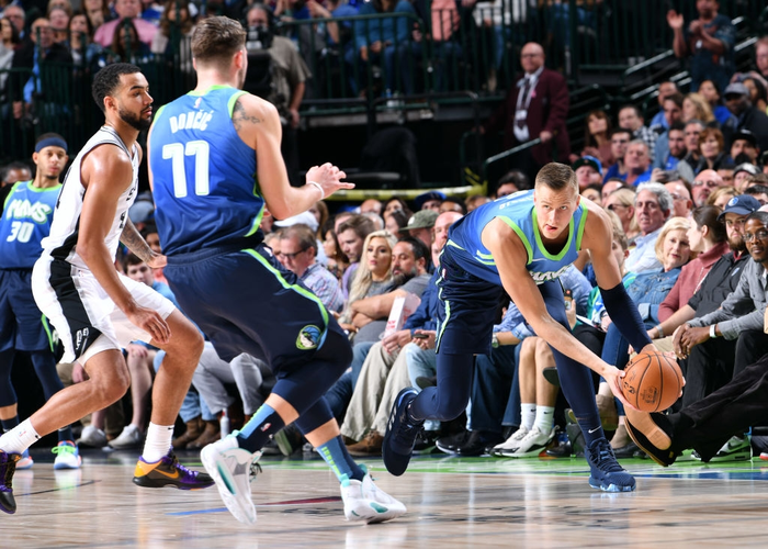 Luka Doncic ra tỏa sáng mang về thắng lợi cho Dallas Mavericks trong ngày đầu ra mắt Jordan Brand - Ảnh 4.