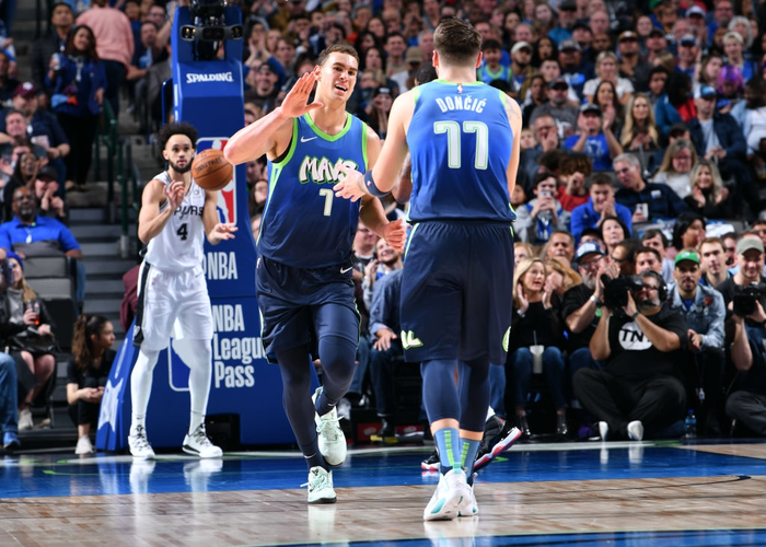 Luka Doncic ra tỏa sáng mang về thắng lợi cho Dallas Mavericks trong ngày đầu ra mắt Jordan Brand - Ảnh 9.