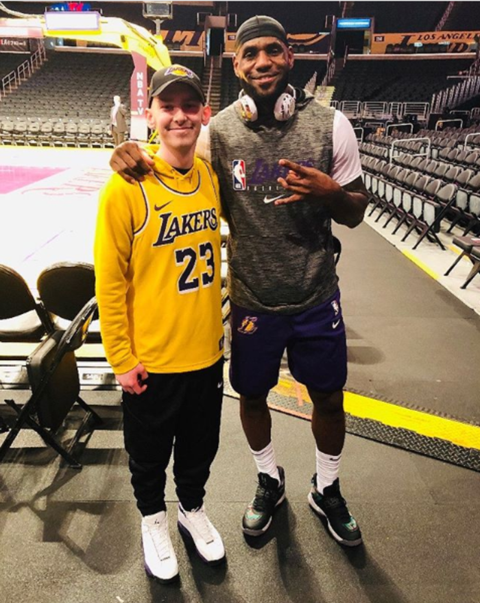 Siêu sao bóng rổ LeBron James giúp hoàn thành điều ước Giáng sinh của cậu bé 17 tuổi mắc chứng ung thư hiểm nghèo - Ảnh 3.