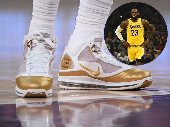 Ngắm những mẫu giày &quot;độc đáo&quot; của sao NBA dịp Giáng sinh 2019: Giật mình với đôi giày có giá lên đến ... 329 triệu đồng - Ảnh 10.