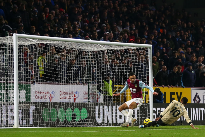 Hàng công sắc bén, Manchester United rộng cửa vào top 4 sau khi đánh bại Burnley 2-0 - Ảnh 8.