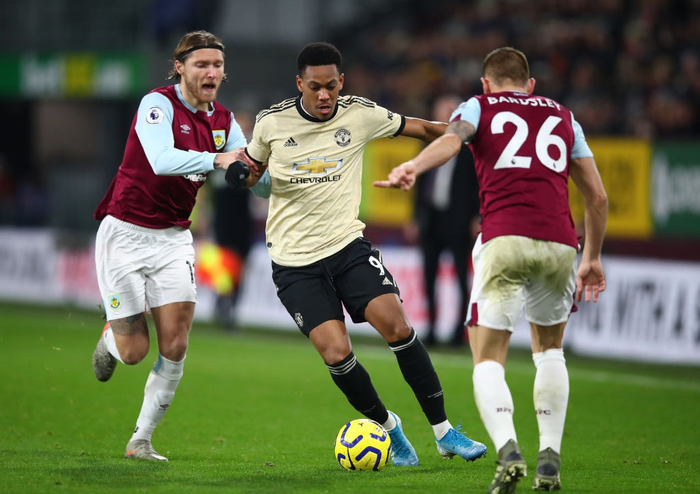 Hàng công sắc bén, Manchester United rộng cửa vào top 4 sau khi đánh bại Burnley 2-0 - Ảnh 2.