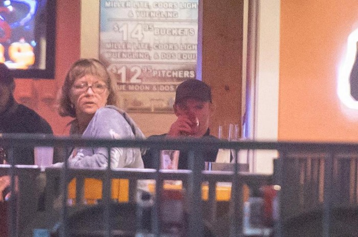 Rooney khiến vợ nổi trận lôi đình vì tán tỉnh một nhân viên quán bar - Ảnh 1.
