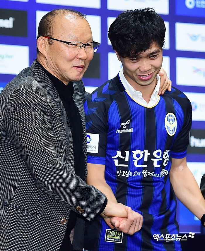 HLV Park Hang-seo nói với báo chí Hàn Quốc: Công Phượng là một cầu thủ mạnh mẽ - Ảnh 1.