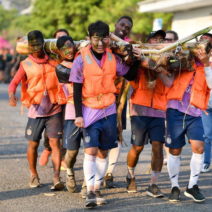 Xuân Trường vượt sông bằng bè chuối cùng đồng đội tại Buriram United - Ảnh 1.