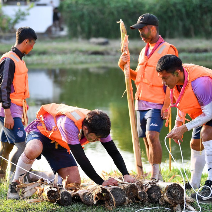 Xuân Trường vượt sông bằng bè chuối cùng đồng đội tại Buriram United - Ảnh 2.