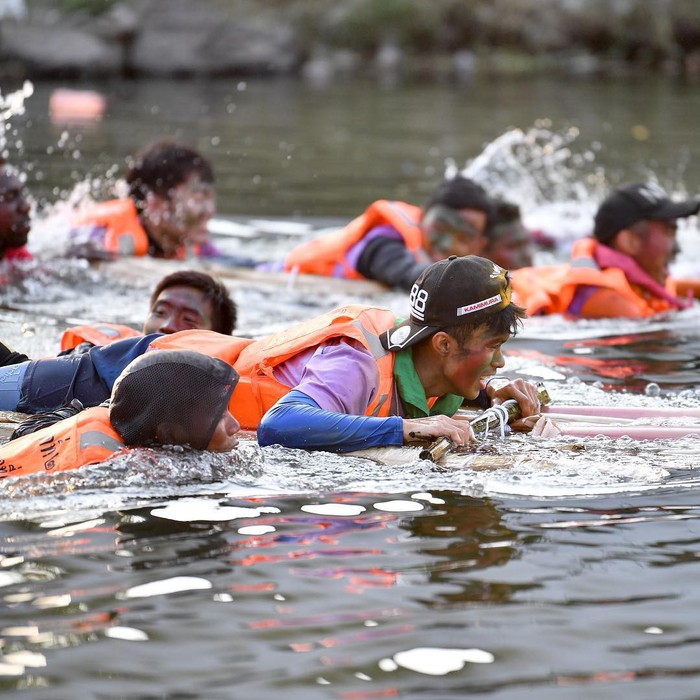 Xuân Trường vượt sông bằng bè chuối cùng đồng đội tại Buriram United - Ảnh 6.