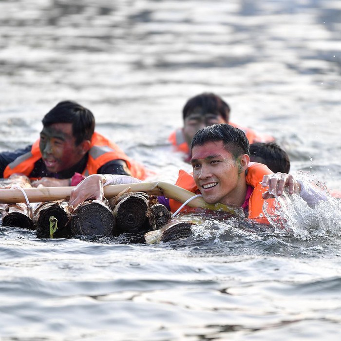 Xuân Trường vượt sông bằng bè chuối cùng đồng đội tại Buriram United - Ảnh 7.