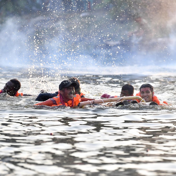 Xuân Trường vượt sông bằng bè chuối cùng đồng đội tại Buriram United - Ảnh 8.