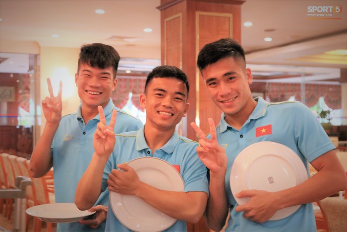 Tuyển thủ U22 Việt Nam thích thú với món ăn tại khách sạn Campuchia - Ảnh 2.