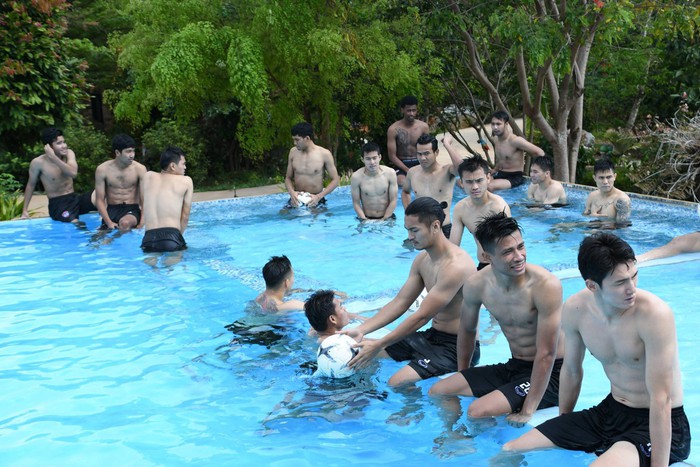 Đặng Văn Lâm khoe body nóng bỏng ở hồ bơi cùng dàn sao Muangthong United  - Ảnh 2.