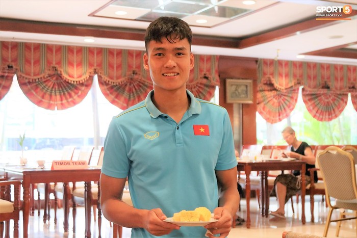 Tuyển thủ U22 Việt Nam thích thú với món ăn tại khách sạn Campuchia - Ảnh 4.