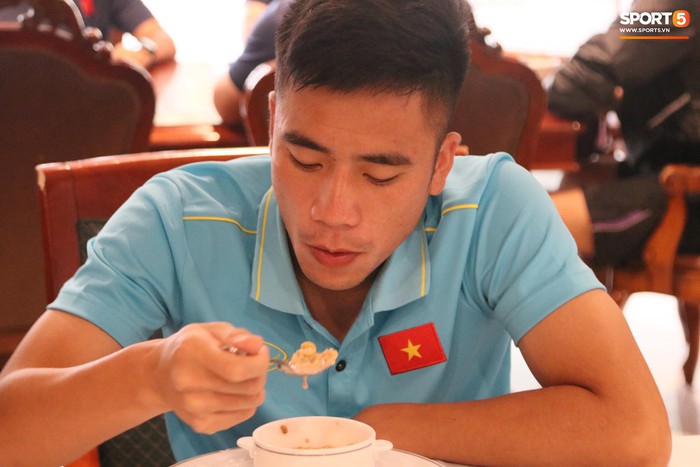 Tuyển thủ U22 Việt Nam thích thú với món ăn tại khách sạn Campuchia - Ảnh 5.