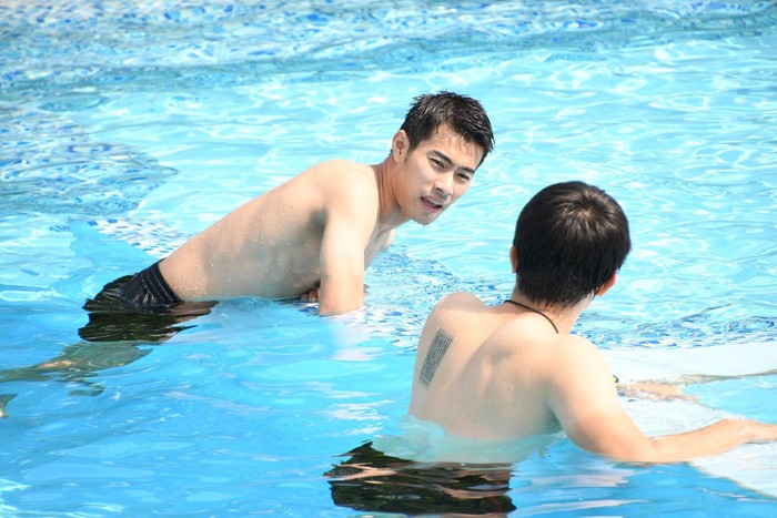 Đặng Văn Lâm khoe body nóng bỏng ở hồ bơi cùng dàn sao Muangthong United  - Ảnh 5.