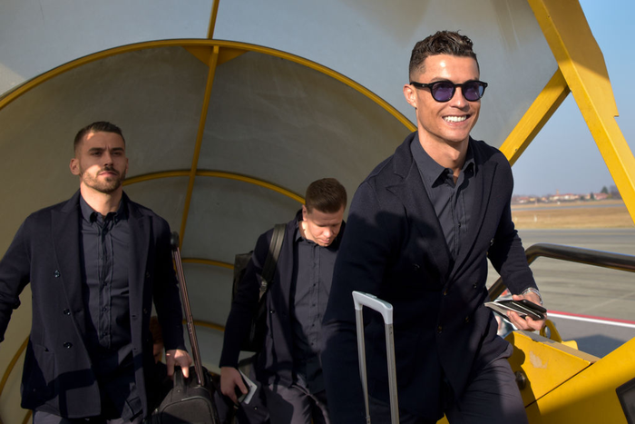 Ronaldo cùng dàn sao Juve mặc vest cool ngầu, thăm thú SVĐ đối thủ để chuẩn bị cho đại chiến - Ảnh 1.