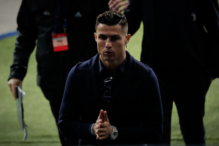Ronaldo cùng dàn sao Juve mặc vest cool ngầu, thăm thú SVĐ đối thủ để chuẩn bị cho đại chiến - Ảnh 4.