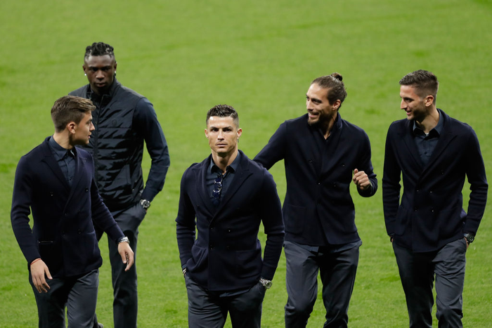 Ronaldo cùng dàn sao Juve mặc vest cool ngầu, thăm thú SVĐ đối thủ để chuẩn bị cho đại chiến - Ảnh 6.