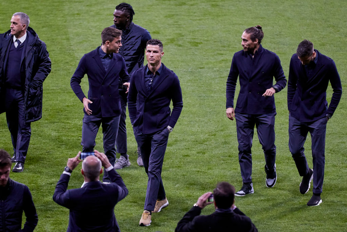 Ronaldo cùng dàn sao Juve mặc vest cool ngầu, thăm thú SVĐ đối thủ để chuẩn bị cho đại chiến - Ảnh 7.
