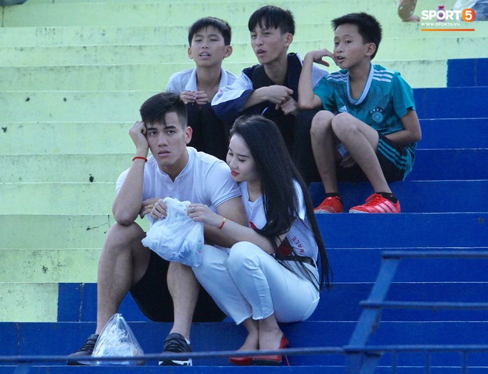 Vừa quay lại Việt Nam, bộ não của HLV Park Hang-seo lập tức đến dự khán trận mở màn V.League 2019 - Ảnh 3.