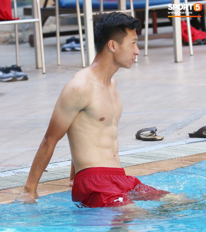 Chẳng kém các đàn anh, U22 Việt Nam cũng có rất nhiều cực phẩm khi vui đùa bên bể bơi - Ảnh 1.
