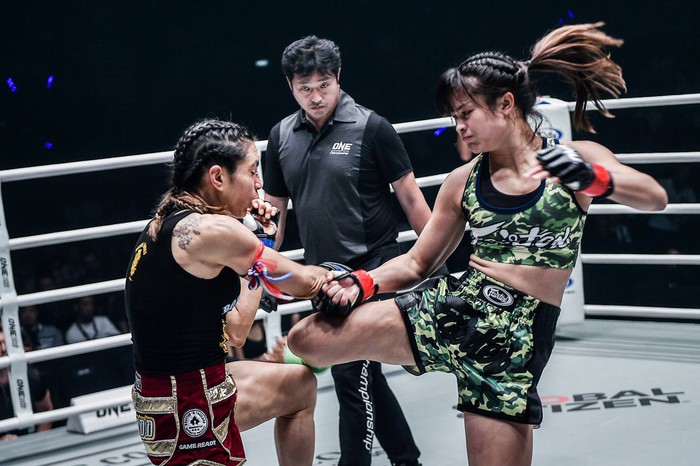 Võ sĩ xinh đẹp hạ niềm hy vọng của võ thuật Mỹ, lập thành tích chưa từng có tại giải MMA lớn nhất châu Á - Ảnh 2.