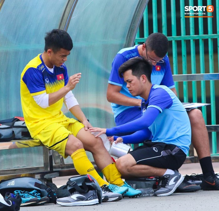 Tuyển thủ U22 Việt Nam dính chấn thương, ôm mặt thất vọng vì lỡ trận bán kết giải U22 Đông Nam Á - Ảnh 2.